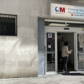 Una mujer conversa con una trabajadora sanitaria en la puerta del Centro de Salud Núñez Morgado perteneciente a la zona básica de salud de Núñez Morgado, en el distrito de Chamartín, en Madrid (España), a 22 de marzo de 2021.