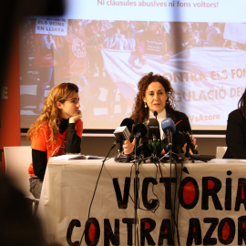 Montse Serrano, advocada de Col·lectiu Ronda , juntament amb la portaveu del Sindicat de Llogateres, Carme Arcarazo, juntament amb Mresponsable de la demanda i Sílvia Torres, llogatera que ha demandat al fons Azora.