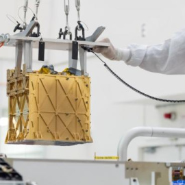 Los técnicos de la NASA introducen a MOXIE en el interior del Perseverance.NASA