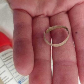 Un anillo aparecido en la exhumación de la fosa de las diez mujeres de Uncastillo.