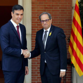09/07/2018.- El presidente del gobierno Pedro Sánchez y el president de la Generalitat Quim Torra, se saludan antes de la reunión que ambos mantienen en el Palacio de La Moncloa en MadridEFE/Ballesteros