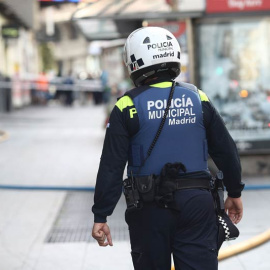 Un policía municipal en las calles de Madrid, | EP