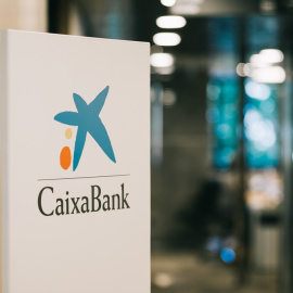 El logo de BaixaBank, en la entrada de sus oficinas.
