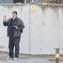 El denunciante de la trama Gürtel José Luis Peña saluda a su llegada para declarar como testigo a la Audiencia Nacional, a 30 de noviembre de 2021.