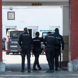 Agentes de Policía Nacional entran a la Comandancia de la Guardia Civil de Girona para recibir la vacuna de Moderna contra el Covid-19, en Girona, Catalunya.