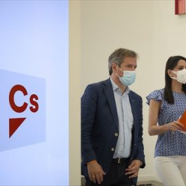 Daniel Pérez, jefe de los naranjas en Aragón y secretario de Comunicación de Cs, con Inés Arrimadas, el pasado 11 de agosto de 2021.