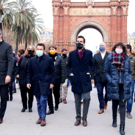 La comitiva que ha acompanyat Bernat Solé a les portes del seu judici per l'1-O.