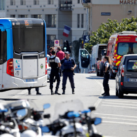 La Policía francesa rodea el área del puerto viejo de Marsella donde al menos una persona ha fallecido y otras han resultado heridas después de que un coche se ha empotrado contra dos paradas de autobús este lunes, 21 de agosto. REUTERS/Philippe Laure