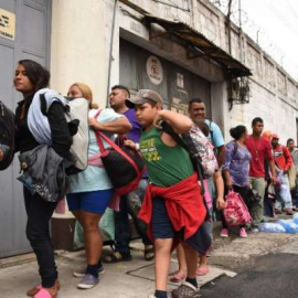 Migrantes hondureños en la frontera estadounidense./ AFP