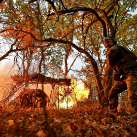 Miembros del servicio ucraniano de la unidad especial de policía disparan un obús D30 contra las tropas rusas cerca de la ciudad fronteriza de Toretsk.