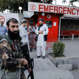 Un soldado talibán vigila las calles después del ataque a la mezquita.