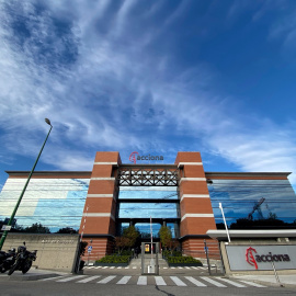 Puerta principal del edificio de la sede de Acciona en Madrid. E.P.