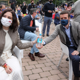 El presidente del PP, Pablo Casado (d), y la presidenta de la Comunidad de Madrid y candidata a la reelección, Isabel Díaz Ayuso (i), participan en un acto de campaña, a 23 de abril de 2021, en Pozuelo de Alarcón, Madrid, (España)