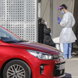 Imagen de archivo de profesionales sanitarios realizando pruebas PCR a las personas de los vehículos que se acercan. - Europa Press