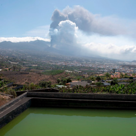 Imagen tomada desde Los Llanos de Aridane del volcán de La Palma.