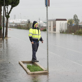 Un hombre se protege de la lluvia.
