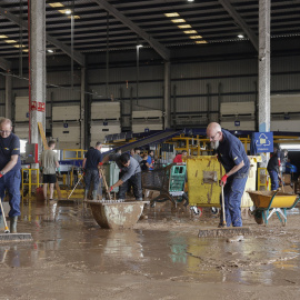 01/11/2024 - Trabajadores de una empresa de logística limpian el interior de una nave en el polígono industrial de Riba-roja de Túria, este viernes.