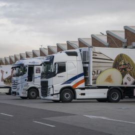 Imagen de archivo de varios camiones estacionados en las inmediaciones de Mercabarna, el día que comenzó la huelga de transportistas, en Barcelona, Catalunya (España).
