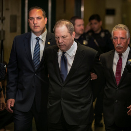 Harvey Weinstein es conducido por policías a la Corte Suprema de Manhattan. /REUTERS