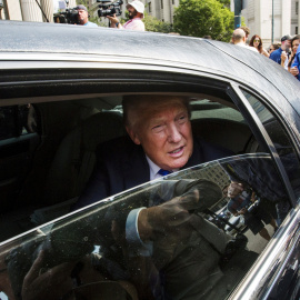 Trump en una limusina durante la campaña presidencial en 2015. /REUTERS