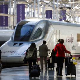 Varios viajeros cogen el Ave en la Estación María Zambrano de Málaga.