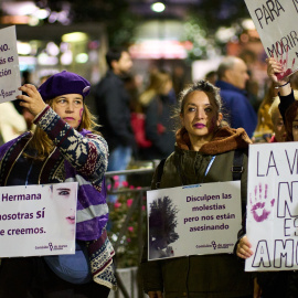 Un grupo de mujeres con pancartas durante una manifestación contra las violencias machistas, a 25 de noviembre de 2022