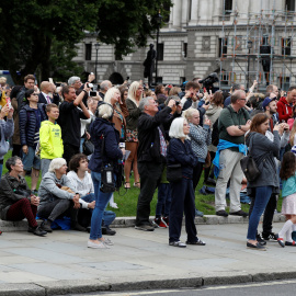 Las personas concentradas junto al 'Big Ben' toman imágenes con sus smartphone de las campanadas del reloj, antes de su parada por las obras de restauración. REUTERS/Peter Nicholls