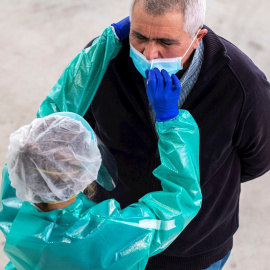 Un sanitario durante el cribado masivo.
