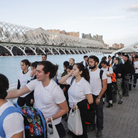 Miles de personas se presentan como voluntarios para ayudar a los damnificados por la dana
