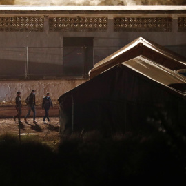 Algunos migrantes son trasladados a un campamento militar instalado en la isla de Gran Canaria.
