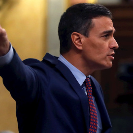 16/12/2020.- El presidente del Gobierno, Pedro Sánchez, durante su intervención ante el pleno del Congreso de este miércoles para informar del estado de alarma y de los últimos consejos europeos. EFE/ J.J. Guillén