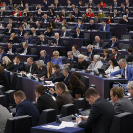 Miembros del Parlamento Europeo votan para elegir un nuevo vicepresidente, en el Parlamento Europeo de Estrasburgo.