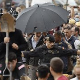 Decenas de personas lanzan barro y objetos e increpan a los reyes, Sánchez y Mazón durante su visita a Paiporta por la DANA: "¡Asesinos!"