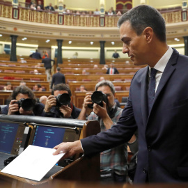 El presidente del Gobierno, Pedro Sánchez, llega a su escaño en el Congreso de los Diputados. EFE/Juan Carlos Hidalgo