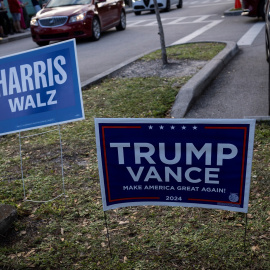 Carteles junto a un centro de votación en la Biblioteca del Condado de Palm Beach, en West Palm Beach (Florida, EEUU). REUTERS/Marco Bello
