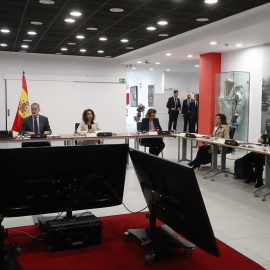 El presidente del Gobierno, Pedro Sánchez, en la reunión del Comité de crisis para el seguimiento de los efectos de la DANA, presidida por Felipe VI en el Cuartel General de la UME, en la Base Aérea de Torrejón.