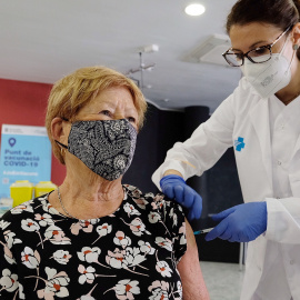 Una professional sanitària administra una de les primeres dosis de la vacuna de Janssen a Catalunya el 22 d'abril del 2021.