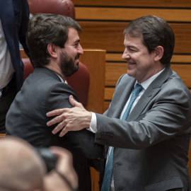 El vicepresidente de la Junta, Juan García-Gallardo, líder de Vox en la comunidad (i), y el presidente de la Junta de Castilla y León, Alfonso Fernández Mañueco (d) por el Partido Popular en Las Cortes a 23 de diciembre de 2022