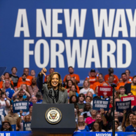 Kamala Harris pronuncia un discurso en un mitin de campaña en Madison, Wisconsin.