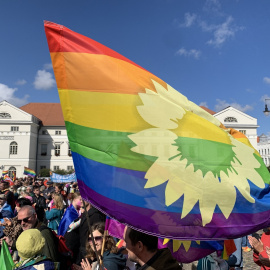 Participantes del Christopher Street Day, para exigir más derechos para lesbianas, gays, bisexuales, transexuales y personas, en la localidad de Wismar, en el 'lander' alemán de Mecklemburgo-Pomerania Occidental. — Stefan Sauer/dpa / AFP