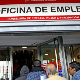Personas desempleadas en una oficina de empleo/EFE