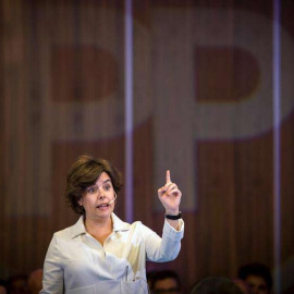 Soraya Saénz de Santamaría en un acto con afiliados en Cádiz. (ROMÁN RÍOS | EFE)