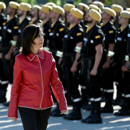 GRAF9296. TORREJÓN DE ARDOZ (ESPAÑA), 13/06/2018.- La ministra de Defensa, Margarita Robles, pasa revista durante la visita a la Unidad Militar de Emergencias, esta mañana en la base aérea de Torrejón de Ardoz.- EFE/Fernando Villar