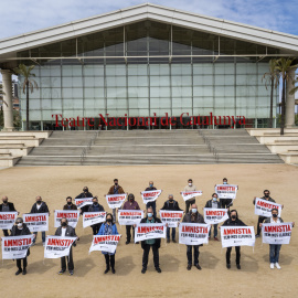 Personalitats del món de la cultura es concentren davant del TNC per mostrar el seu suport a l'amnistia dels presos polítics.