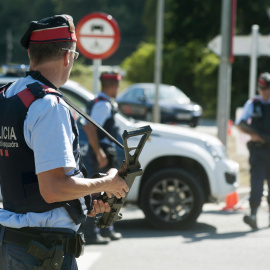 Varios agentes de los Mossos D´Esquadra vigilan en un control en la carretera C-17 a su paso por Ripoll en la operación de cierre de la provincia de Girona por la investigación de los atentados de Barcelona y Cambrils / EFE - Robin Townsend
