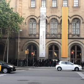 Moment en que desenes d'estudiants blindaven els accessos al rectorat de la UB Central.