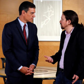 El presidente del gobierno Pedro Sánchez (i) y el líder de Podemos Pablo Iglesias, durante la nueva ronda de consultas para la investidura que el jefe del ejecutivo afronta avalado por la Ejecutiva del PSOE, para que intente negociar un Gobierno con pos