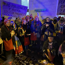 Decenas de peruanos se manifiestan ante la Embajada de Perú