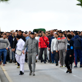 Varios familiares transportan el féretro con los restos del niño de ocho años hacia el cementerio musulmán Sidi Embarek, a 21 de diciembre de 2022, en Ceuta.