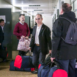 Jordi Sànchez, Jordi Cuixart, Jordi Turull i Oriol Junqueras carregant unes bosses el dia del seu trasllat a Madrid pel judici de l'1-O l'1 de febrer de 2019.